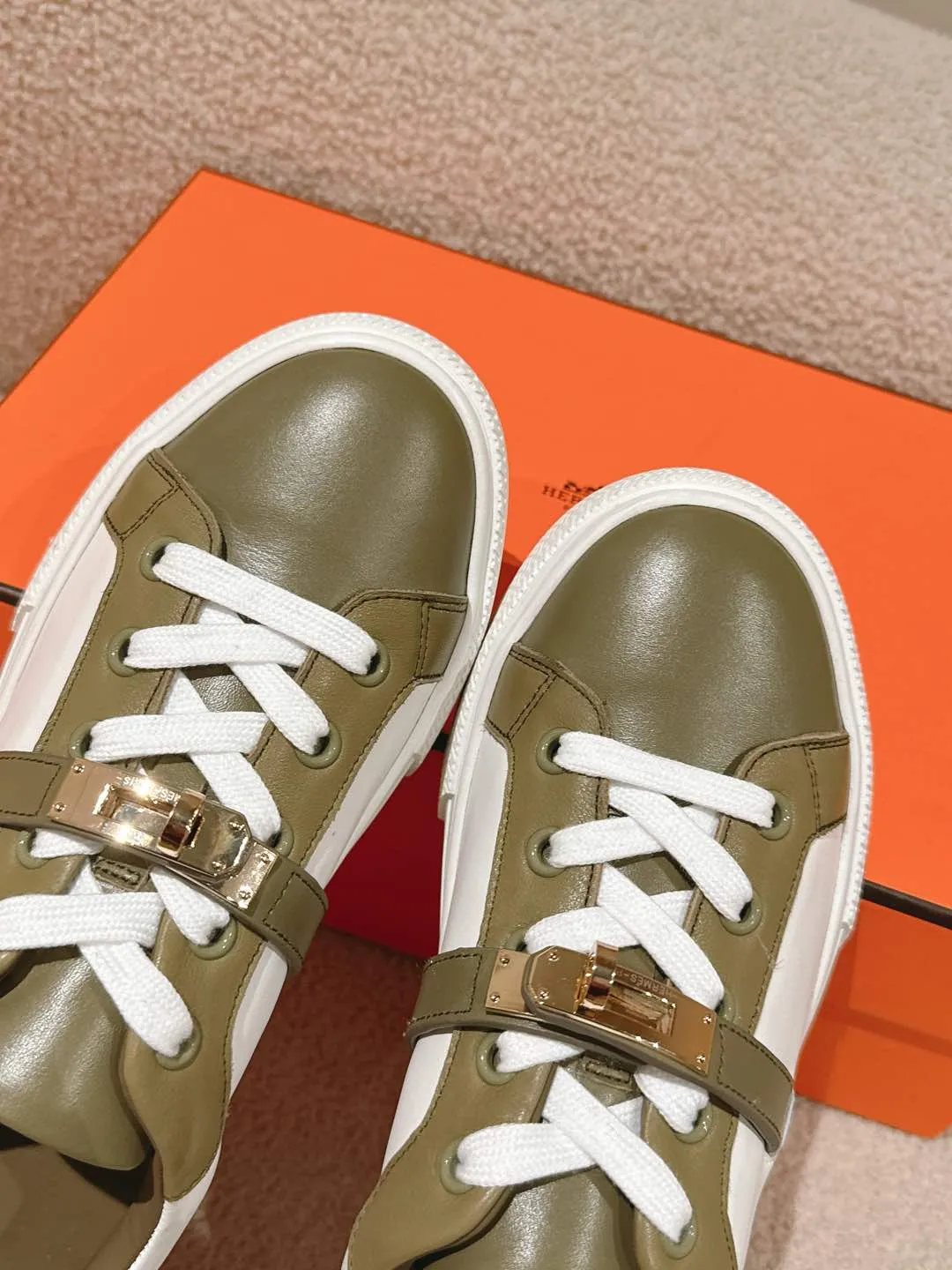👟👟Ex-factory price 600👟👟Hermes top version couple model Epsom calfskin and calfskin loafer style lace-up sneakers, with functional rose gold-plated Kelly shoe buckles. Create a stylish urban look. Fabric: Specific cowhide/canvas material Lining: Sheepskin lining Outsole: Original molded TPU outsole Size: 35-45